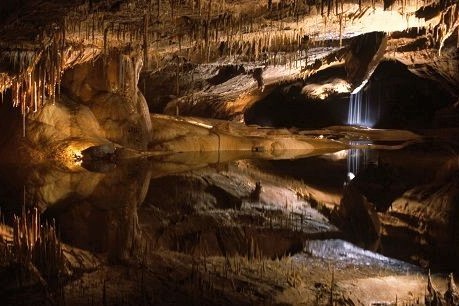 vue de stalagtites et stalagmites dans la groote de Lacave